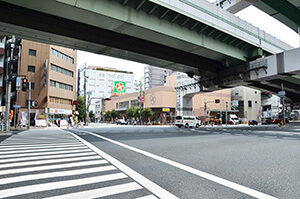 阿波座駅から